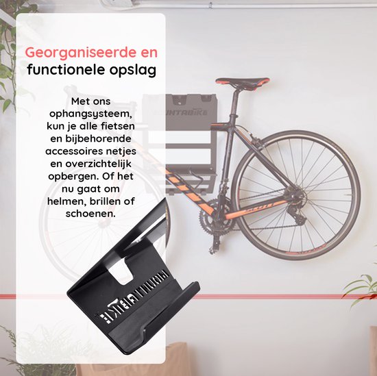 Georganiseerde en functionele opslag. Zwarte fiets aan een muurbeugel met helm, schoenen en fiets. 