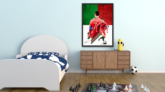 Affiche de Ronaldo en maillot rouge numéro 7, à côté d'un portrait devant le drapeau portugais, dans une chambre d'enfant.