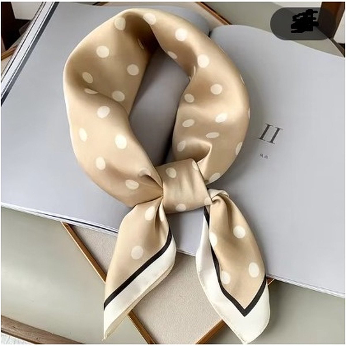 Stijlvolle Sjaal Beige / Zand met Off-White Dots en Zwart / Zwarte rand - Stippen – 70 x 70 cm | Hoofdband - Sjaaltje - Bandana - Haarband | Gestipt - Stip - Polkadot - Dots | Prachtige glans | Chique om nek of aan tas!
