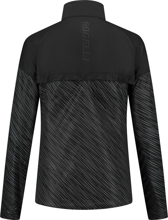 Achterkant van zwart dames hardloopjack met een reflecterende, gestreepte print. 'ROGELLI' op de rug.