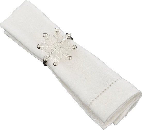 Witte stoffen servet versierd met een zilveren sneeuwvlok servetring.