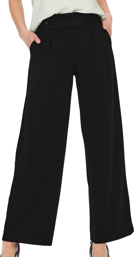 Zwarte wijde broek met hoge taille, geplooid aan de voorkant en twee decoratieve knopen.