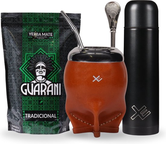 Sachet de yerba mate, calebasse orange, bombilla argentée et thermos noir