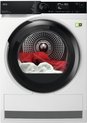 Witte AEG 8000 Series AbsoluteCare warmtepompdroger met een zwarte deur en rode en witte handdoeken in de trommel.