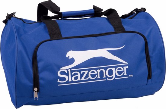 Blauwe sporttas van Slazenger met groot wit logo op de voorkant en zwarte hengsels en rits.