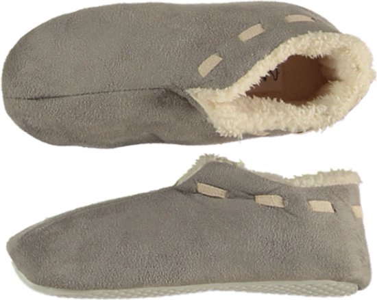 Grijze pantoffels met crème gekleurde teddy voering en decoratieve stiksels.