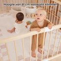 Babyren van 61 cm hoog, van licht hout, met twee baby's en een meisje die erop leunt.