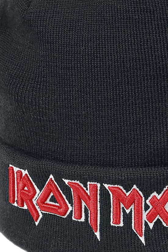 Detail van een zwarte muts met rode Iron Maiden tekst.