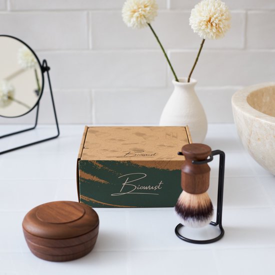 Houten scheerkom, scheerkwast op standaard en geschenkdoos met "Biowust" logo.