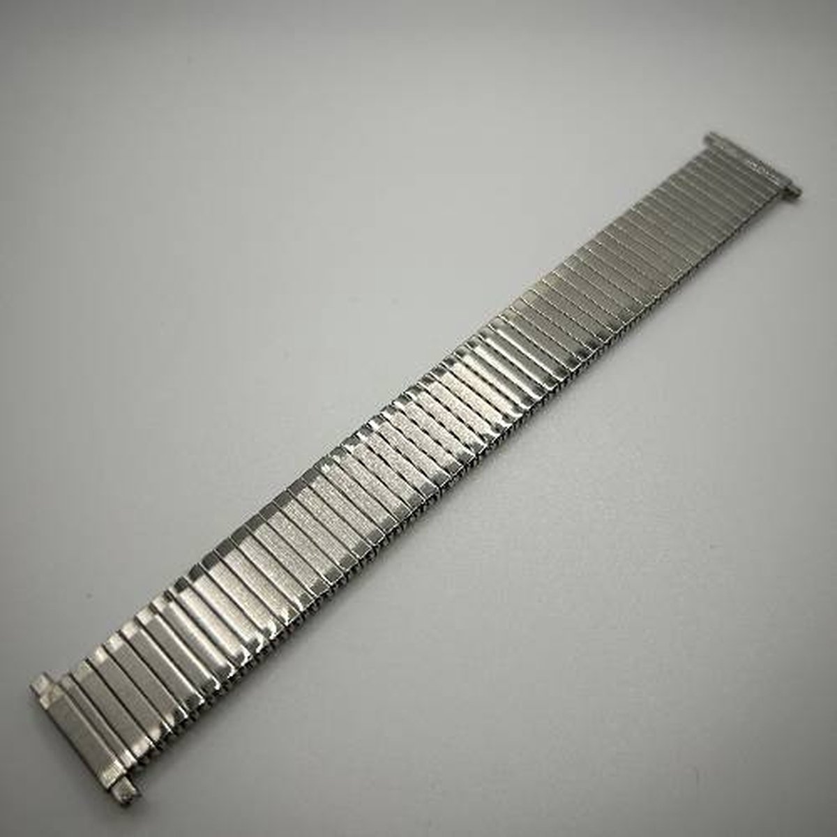 Rekband-horlogeband-flexibele band-model b39-zilverkleurig-roestvrij-voor 18 en 20 mm bandbreedte-juweliers kwaliteit-waterbestendig-video met inkort instructies