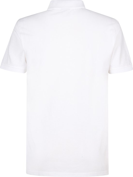 De achterkant van een witte katoenen polo met korte mouwen en een kraag.
