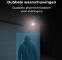 Een persoon wordt gedetecteerd door een beveiligingscamera. Dubbele waarschuwingen met rode cirkels.