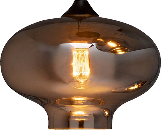 Een bolvormige, rookglazen hanglamp met een gloeilamp, op een witte achtergrond.