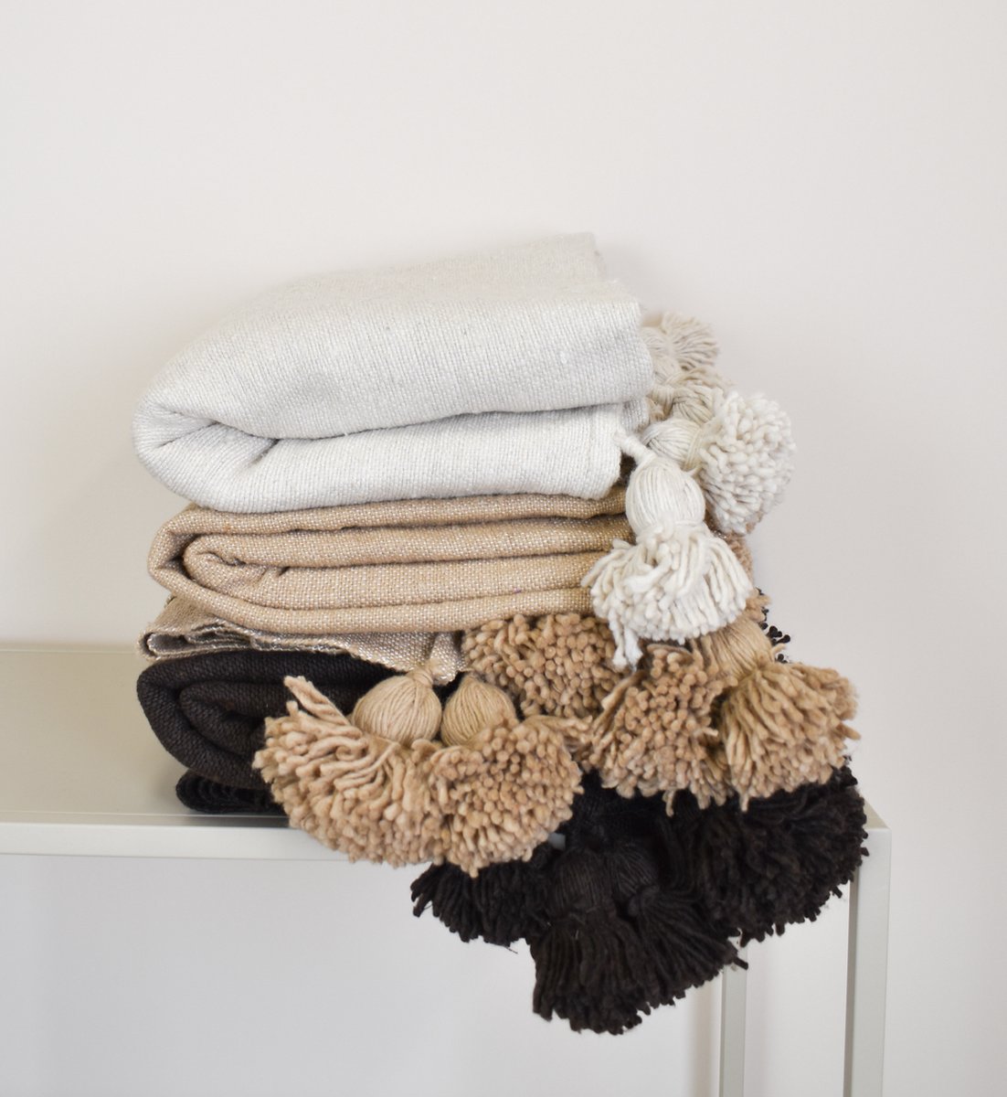 Dekentje - pompom plaid - Bruin – Ideaal als sprei voor je bed of deken voor op de bank - 180 x 300 cm - XL Plaid woon- en slaapkamer — cadeau in Wonen & Interieur - foto 2