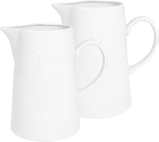 Twee witte porseleinen schenkkannen van 1 liter, met handvatten en tuiten. Reliëf '1L' op de voorkant.