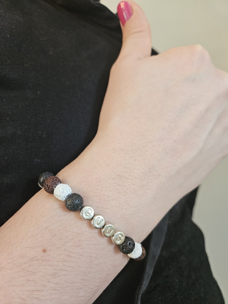 Katdootje - Armband naam kat - Goudkleurig - Roestvrijstaal - Op maat gemaakt - Elastisch - Gepersonaliseerd - Kattenarmband - Letters - Kies je eigen naam - katten bedel - armband met kattenpootje