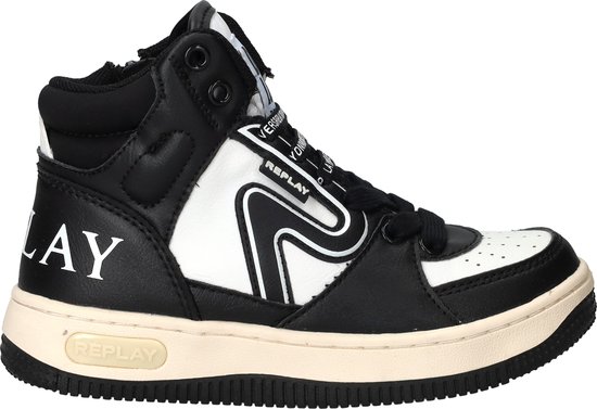 Zij-aanzicht van een zwarte en witte Replay sneaker. Op de zijkant het woord 'PLAY' in witte letters. Crèmekleurige zool.