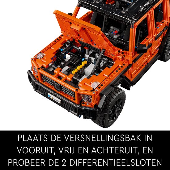 Oranje Mercedes-Benz G 500 met open motorkap, die de mechanische onderdelen toont. "Plaats de versnellingsbak in vooruit, vrij en achteruit, en probeer de 2 differentiëelsloten."