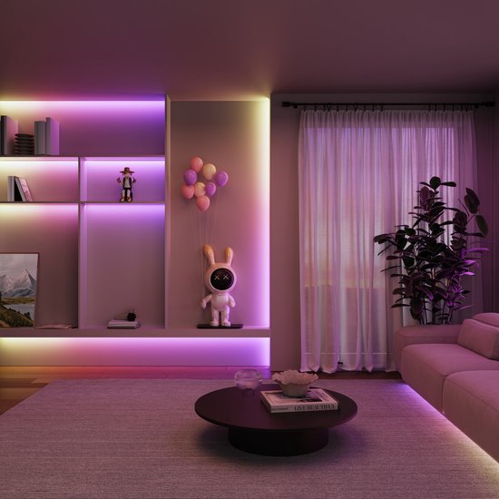 Woonkamer met roze en paarse accentverlichting van CALEX Smart LED-strips langs een wandmeubel en boven een bank.