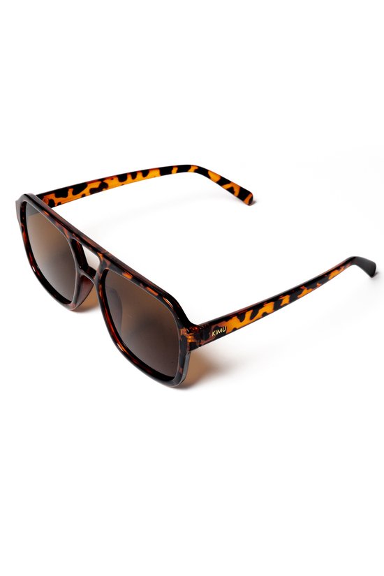 Lunettes de soleil avec monture écaille de tortue et verres marron.