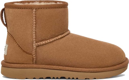 Bruine UGG Classic Mini II laars met een suède buitenkant, wollen voering en een rubberen zool.
