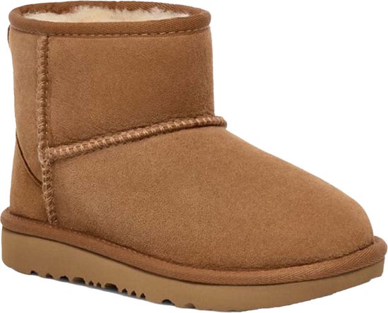 Bruine UGG Classic Mini II laars met schapenwollen voering, van voren gezien.