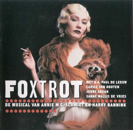 Vrouw met blonde coupe, rookt sigaret, draagt een bruine bontjas, om de nek een vos. Titel: Foxtrot.