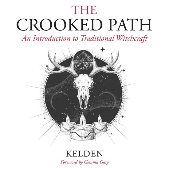 Boekomslag voor 'The Crooked Path: An Introduction to Traditional Witchcraft' met een schedel, gewei, kaarsen en sterren.