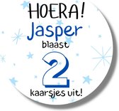 20 x Gepersonaliseerde Traktatie Stickers Verjaardag Blauw - Blaast Kaarsjes Uit - Naam en Leeftijd Kinderen - 4 cm