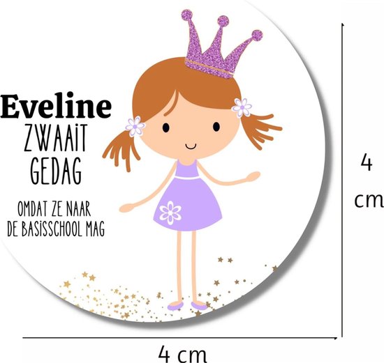 Eveline zwaait gedag omdat ze naar de basisschool mag. 4x4 cm. Meisje met kroon en jurk.