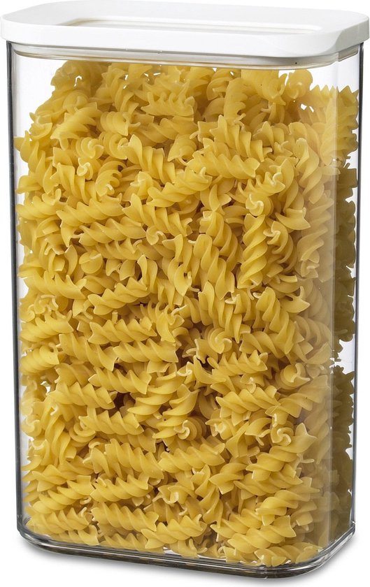 Boîte de conservation transparente remplie de pâtes fusilli jaunes.
