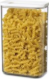 Boîte de conservation transparente remplie de pâtes fusilli jaunes.