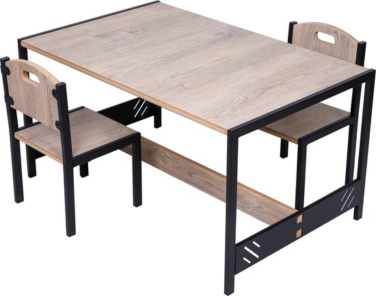 Een set kinderbureau en twee stoelen, met licht houten bladen en zwarte metalen poten. De stoelen hebben een opening in de rugleuning.