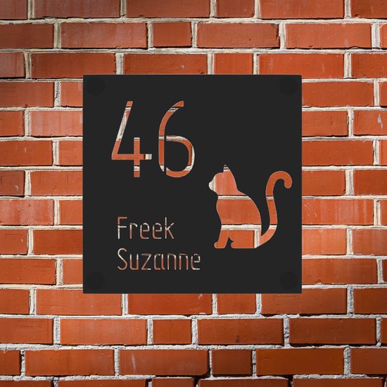 Zwart naambord met huisnummer 46, namen Freek Suzanne en een kat.