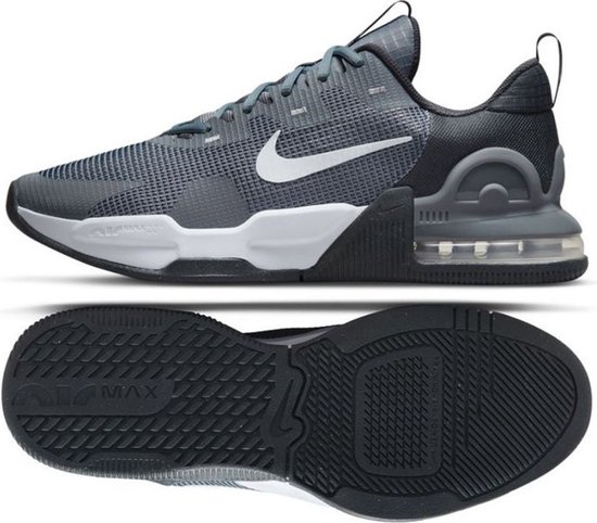 Grijze Nike Air Max Alpha Trainer 5 sneaker voor heren, met zool apart getoond. Met witte swoosh en grijze details.