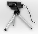 Webcam Logitech C920 noire sur un trépied argenté.