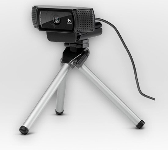 Webcam Logitech C920 noire sur un trépied argenté.