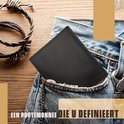 Zwarte portemonnee in de broekzak met een leren armband ernaast.