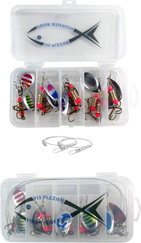 Twee doorzichtige boxen met vis aas. De bovenste met 5 spinners, de onderste met 5 spinners en een onderlijn.