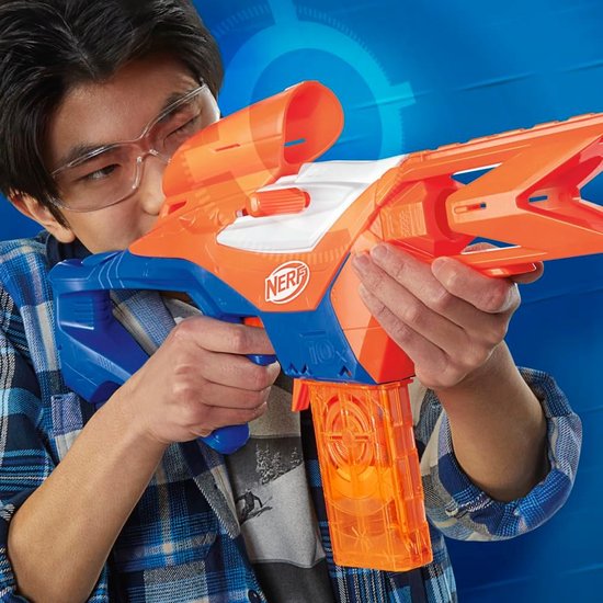 Jongen met veiligheidsbril richt een oranje en blauwe Nerf N-Series Pinpoint blaster.