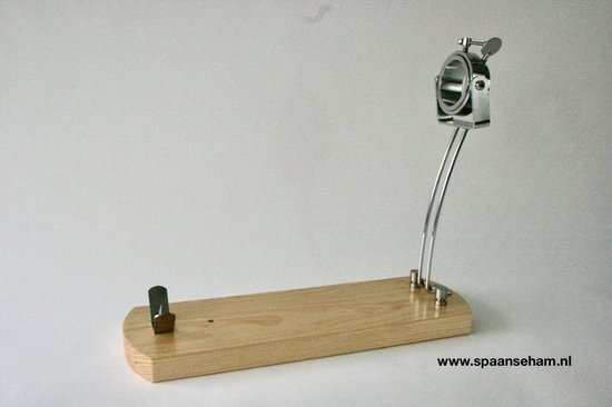 Zilverkleurige hamhouder met spiestok op een houten plank.