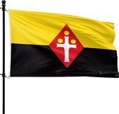 Wapperende vlag van de gemeente Best aan een mast, met gele en zwarte banen en rood ruitvormig embleem met witte kruisvorm.