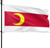 Wapperende vlag met witte banen aan de boven- en onderkant en een rode baan in het midden. Een gele halve maan staat in het midden van de rode baan.