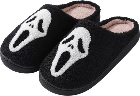 Zwarte fuzz-pantoffels met witte 'Scream'-masker opdruk, roze voering en zwarte zolen.