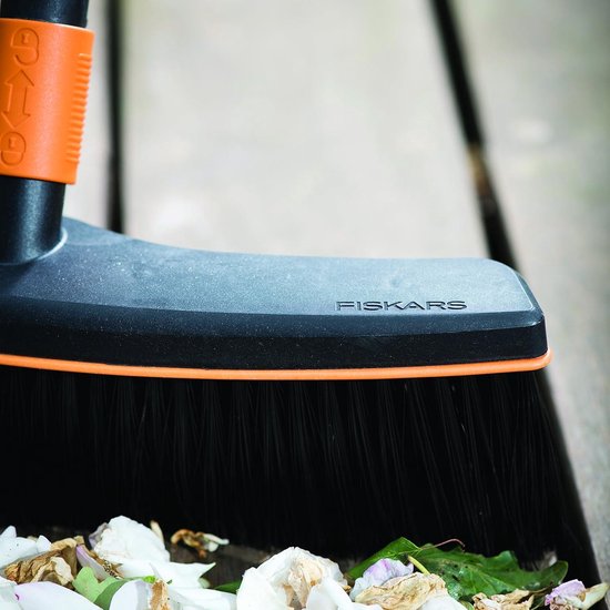 Bezem Straatbezem zonder steel - breedte 38 cm - kunststof zwart/oranje QuikFit 1001416 van Fiskars — afbeelding 2