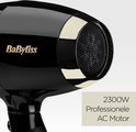 Close-up van de zwarte BaByliss föhn met gouden accenten en een professionele AC motor van 2300W.