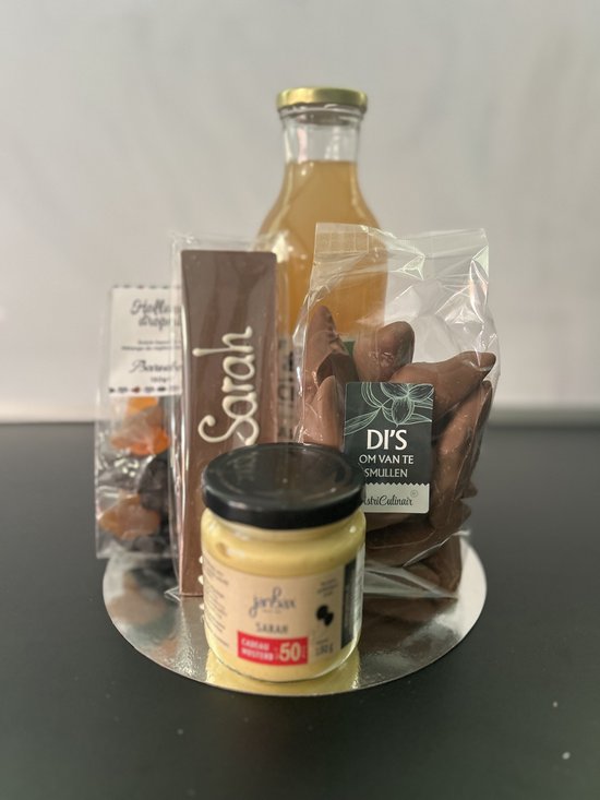 Sarah pakket -geschenkpakket- relatie geschenk - kado pakket - cadeau pakket - verjaardag - bakken - koken - eten en drinken - kerstpakketten