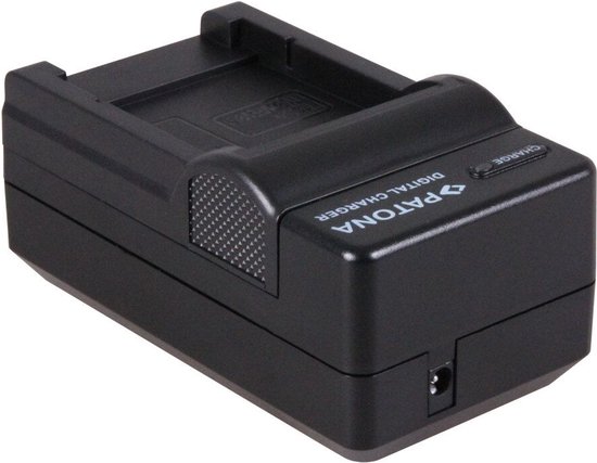 Zwarte Patona digitale lader met 'charge' indicator.