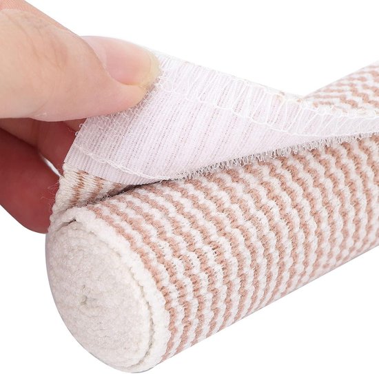 Hand die beige en witte elastische bandage vastpakt.