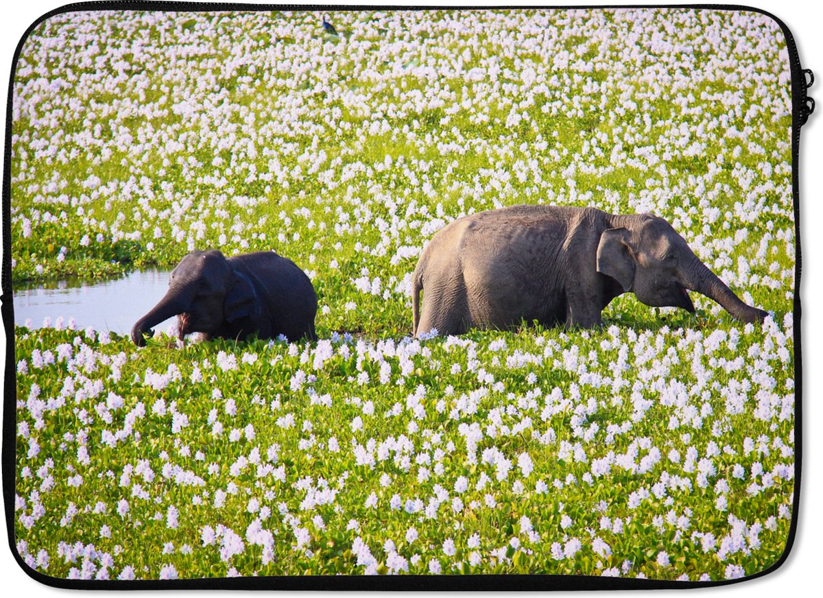 Laptophoes 13 inch - Olifant - Water - Planten - Groen - Natuur - Dieren - Laptop sleeve - Binnenmaat 32x22,5 cm - Zwarte achterkant